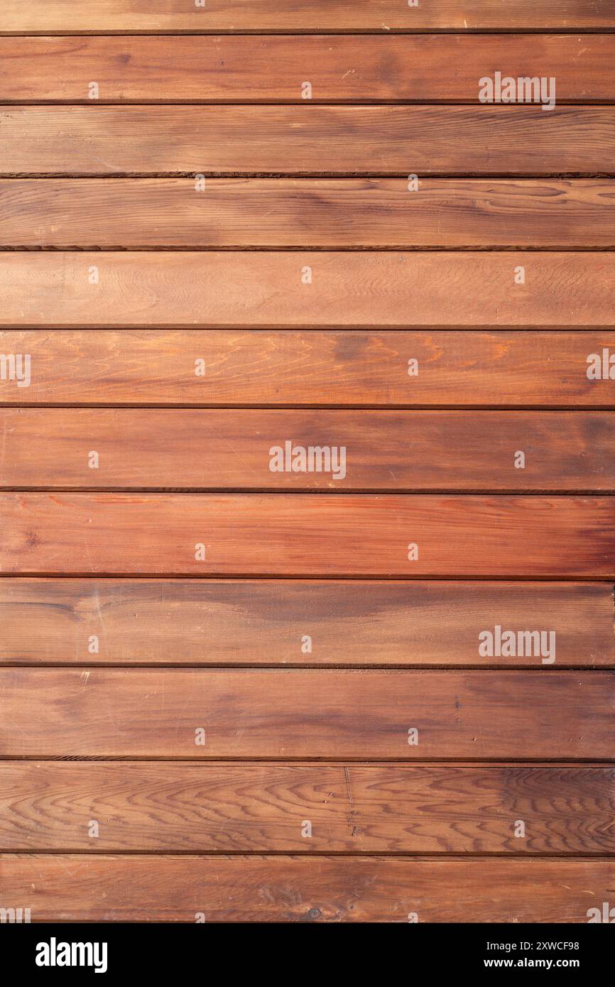 Eine Zunge- und Nutfläche aus Holz aus Zedernholz. Hintergrund oder tatsächliches Bild. Rote Zedernholz. Stockfoto