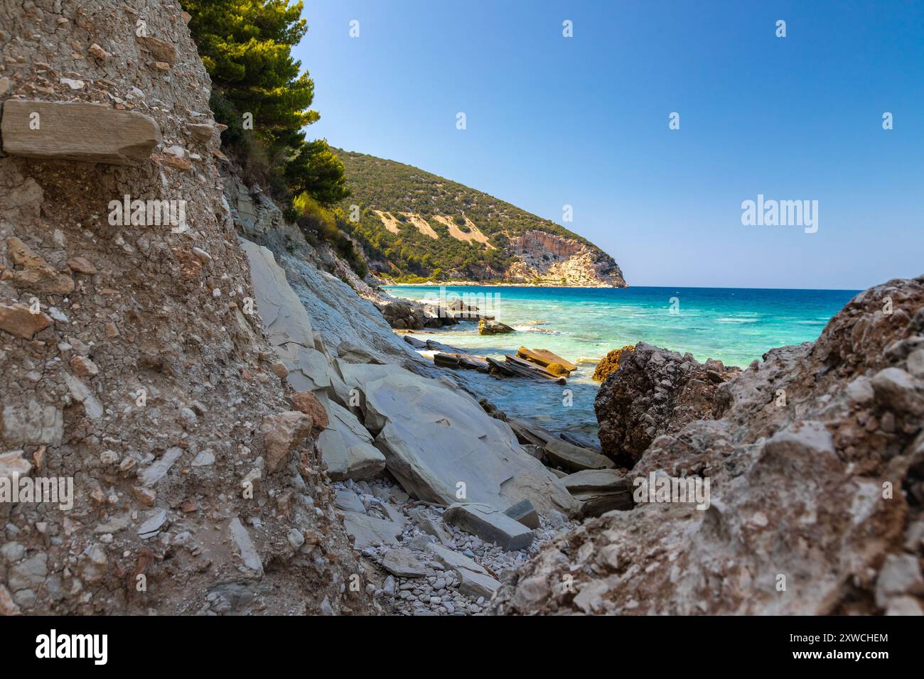 Sazan ist eine albanische unbewohnte Insel im Mittelmeer. Wir sind die größte Insel Albaniens und es war ein ausgewiesener militärischer Ausgrenzungszo Stockfoto