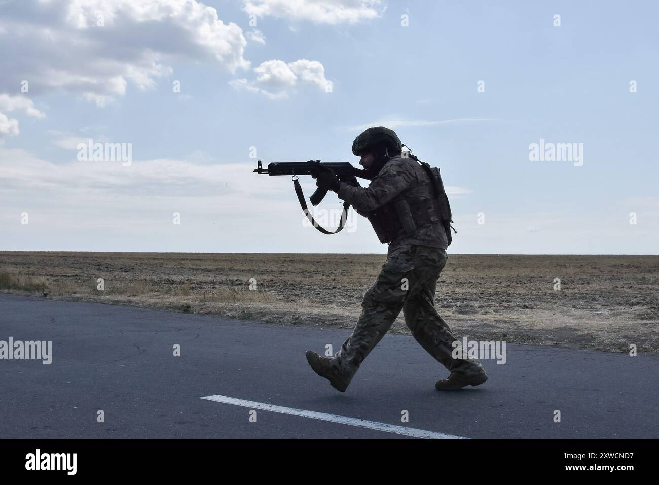 Zaporischzhia, Ukraine. August 2024. Ein ukrainischer Soldat der 141. Separaten Infanterie-Brigade, der während einer militärischen Übung gesehen wurde. Russland hat Teile seiner Einheiten aus verschiedenen Richtungen in der Ukraine verlagert, einschließlich des südlichen Sektors, um seine Verteidigung in der Oblast Kursk zu verstärken, sagte Dmytro Lychovii, Sprecher der ukrainischen Tawria-Gruppe, am 12. August. Das ukrainische Militär startete am 6. August einen überraschenden Einmarsch über die Grenze in die Region Kursk und brachte zum ersten Mal reguläre ukrainische Truppen nach Russland. (Credit Image: © Andriy Andriyenko/SOPA images via ZUMA Press Wire) REDAKTIONELLE VERWENDUNG O Stockfoto