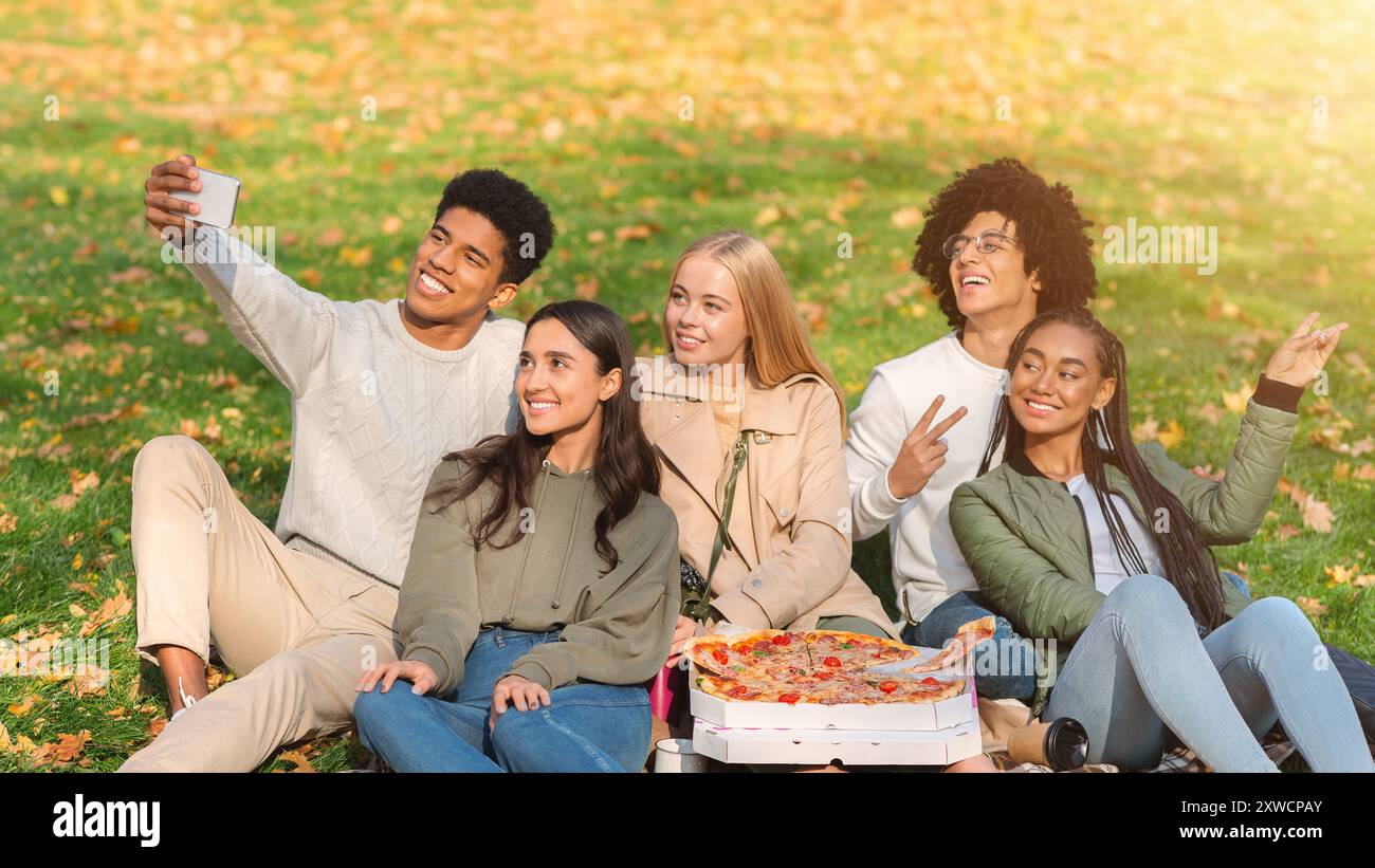 Jugendliche, die Picknick im Wald, Selfie auf dem Smartphone Stockfoto