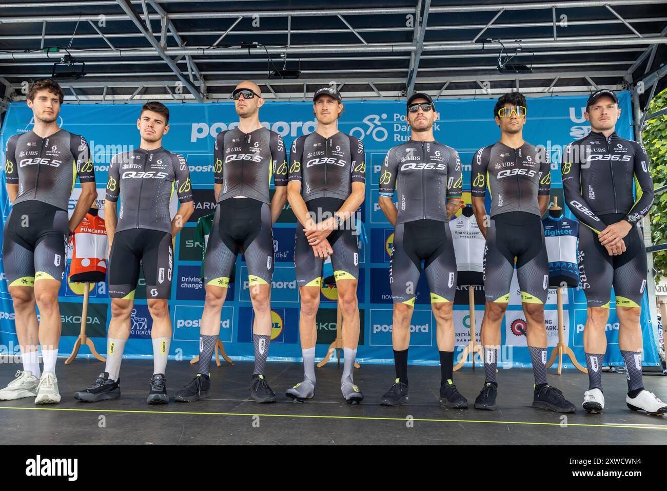 Ringkøbing, Dänemark. August 2024. Die Fahrer des Q36.5 Pro Cycling Teams sahen auf dem Podium vor der zweiten Etappe der PostNord Danmark Rundt 2024. Stockfoto