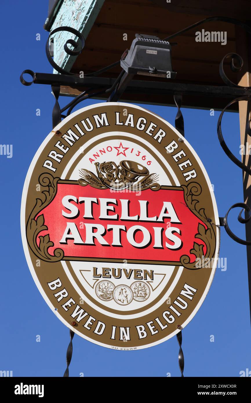Villard-de-Lans, Frankreich - 12. September 2019: Stella Artois Logo an einer Wand. Stella Artois ist ein belgischer Pilsner Stockfoto