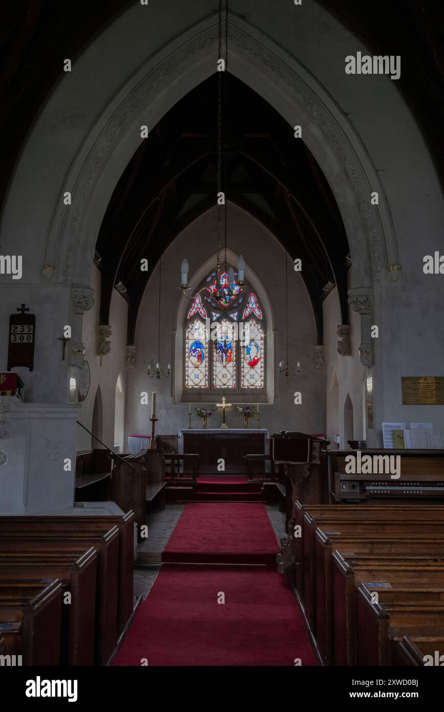 Innenraum, St Cynog's Church, Boughrood, Powys, Wales, UK, zeigt das Buntglasfenster. Stockfoto