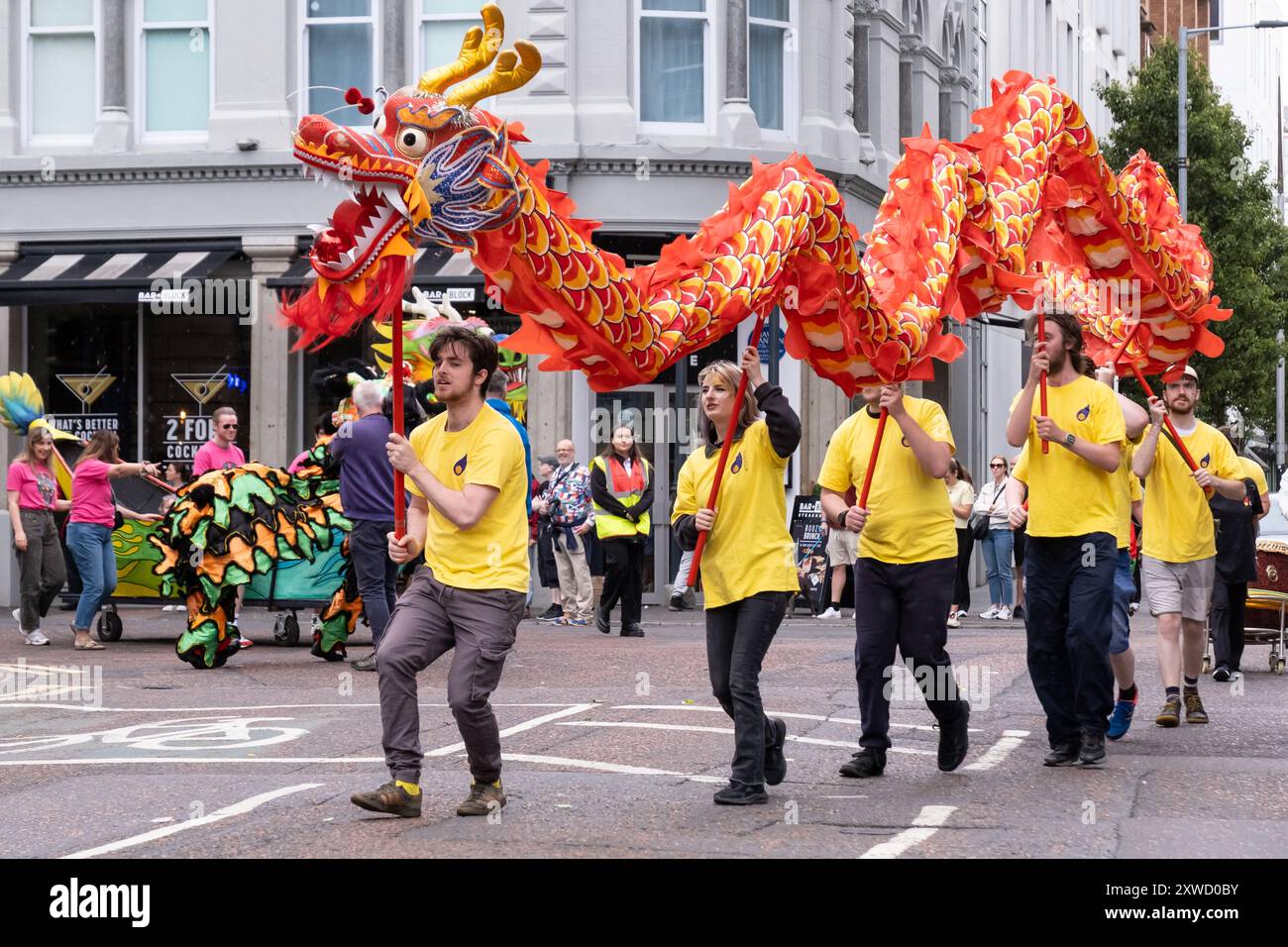 Chinesisches Tanz-Drachen-Team nimmt an der jährlichen Belfast Mela multikulturellen Karnevalsparade im Stadtzentrum Teil. Belfast, Großbritannien - 17. August 2024. Stockfoto