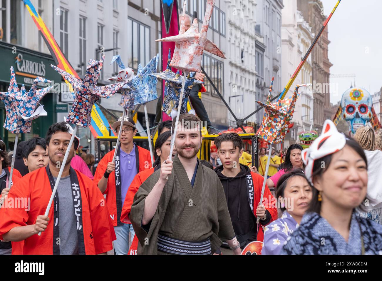 Mitglieder der Japan Society of Northern Ireland nehmen an der jährlichen Belfast Mela multikulturellen Karnevalsparade Teil. Belfast, Großbritannien - 17. August 2024. Stockfoto
