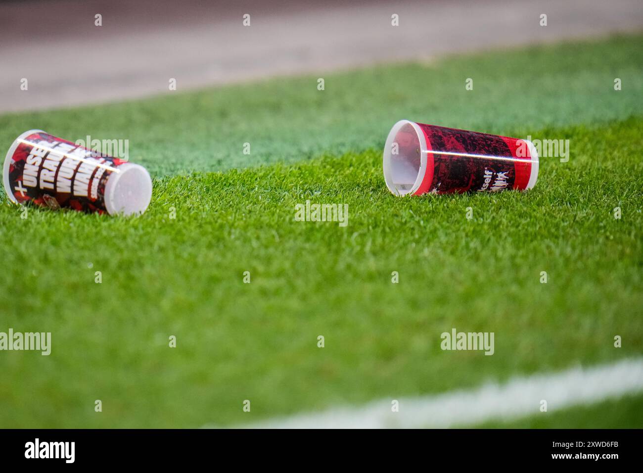 LEVERKUSEN, DEUTSCHLAND - 17. AUGUST: Beim DFL Supercup 2024 Spiel zwischen Bayer 04 Leverkusen und VfB Stuttgart am 17. August 2024 in Leverkusen liegen Trinkbecher auf dem Spielfeld. (Foto: Rene Nijhuis) Stockfoto