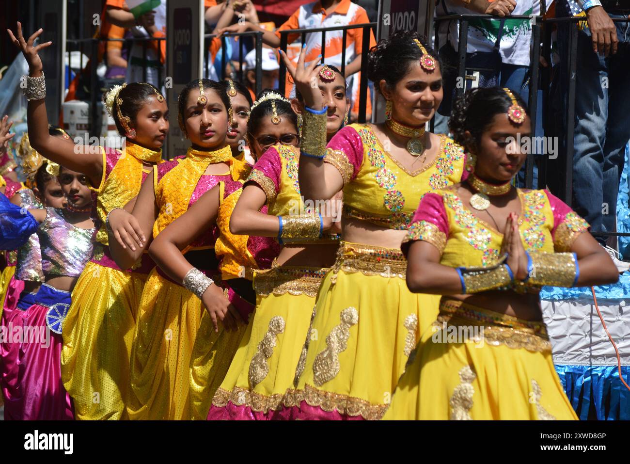 Frauen in traditioneller Kleidung marschieren und tanzen bei der jährlichen India Day Parade in New York City. Stockfoto