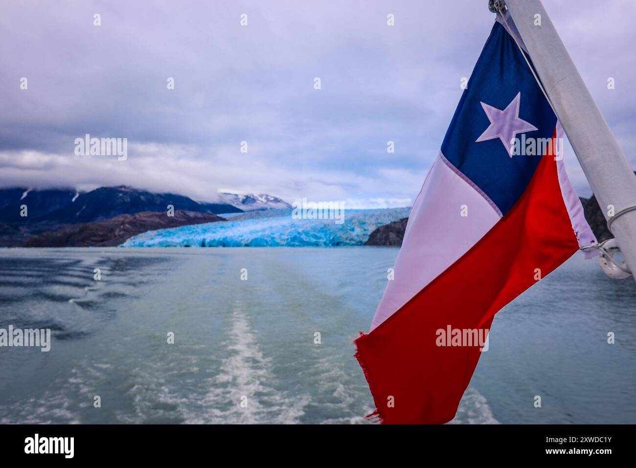 Flagge von Chile auf dem Boot nach Glacier Gray, Chile Stockfoto