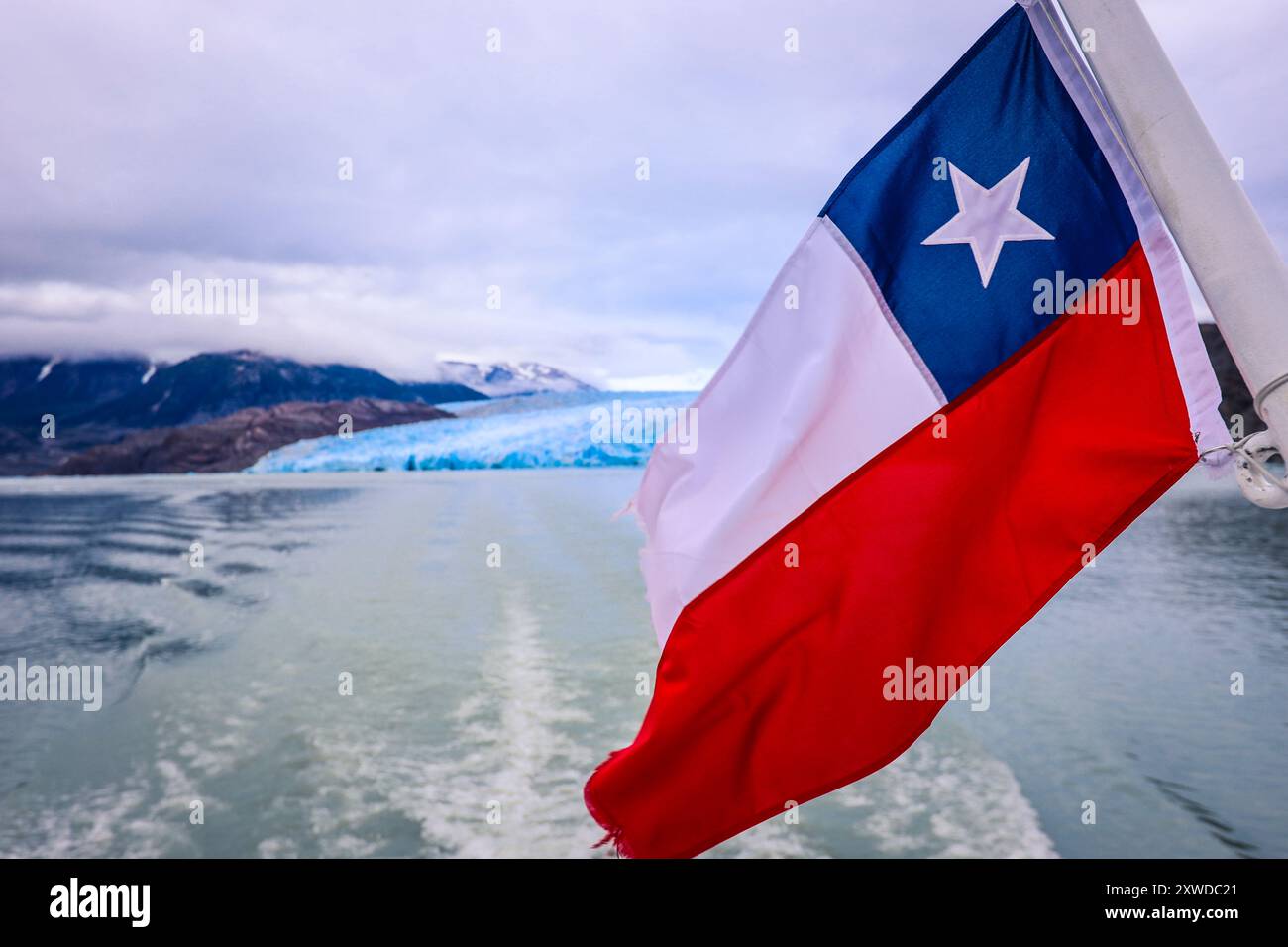 Flagge von Chile auf dem Boot nach Glacier Gray, Chile Stockfoto