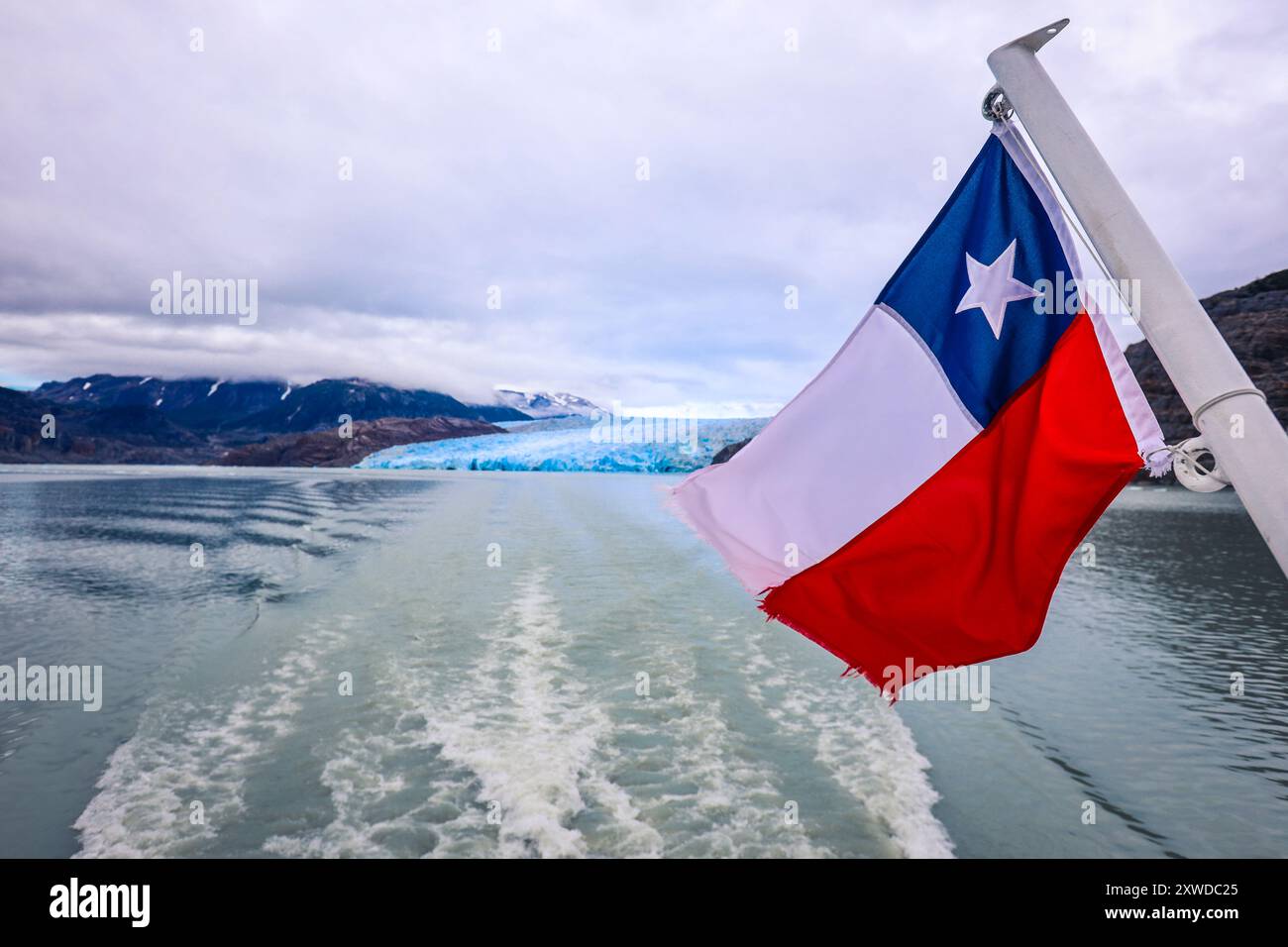Flagge von Chile auf dem Boot nach Glacier Gray, Chile Stockfoto