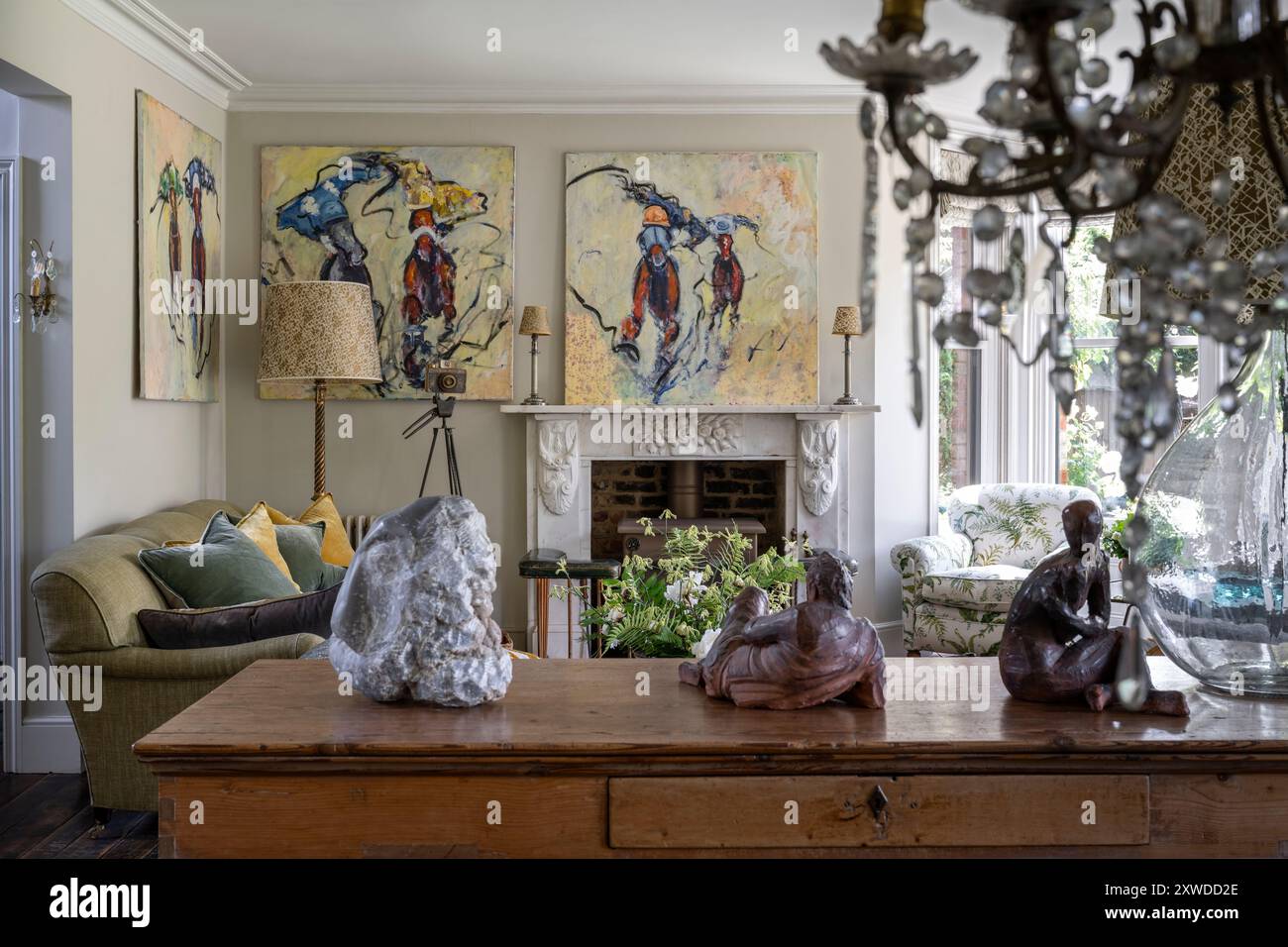 Moderne Kunst von Geoff Price und Skulpturen mit Glasleuchter in Wimbledon Home, Südwesten Londons, England, Großbritannien. Stockfoto