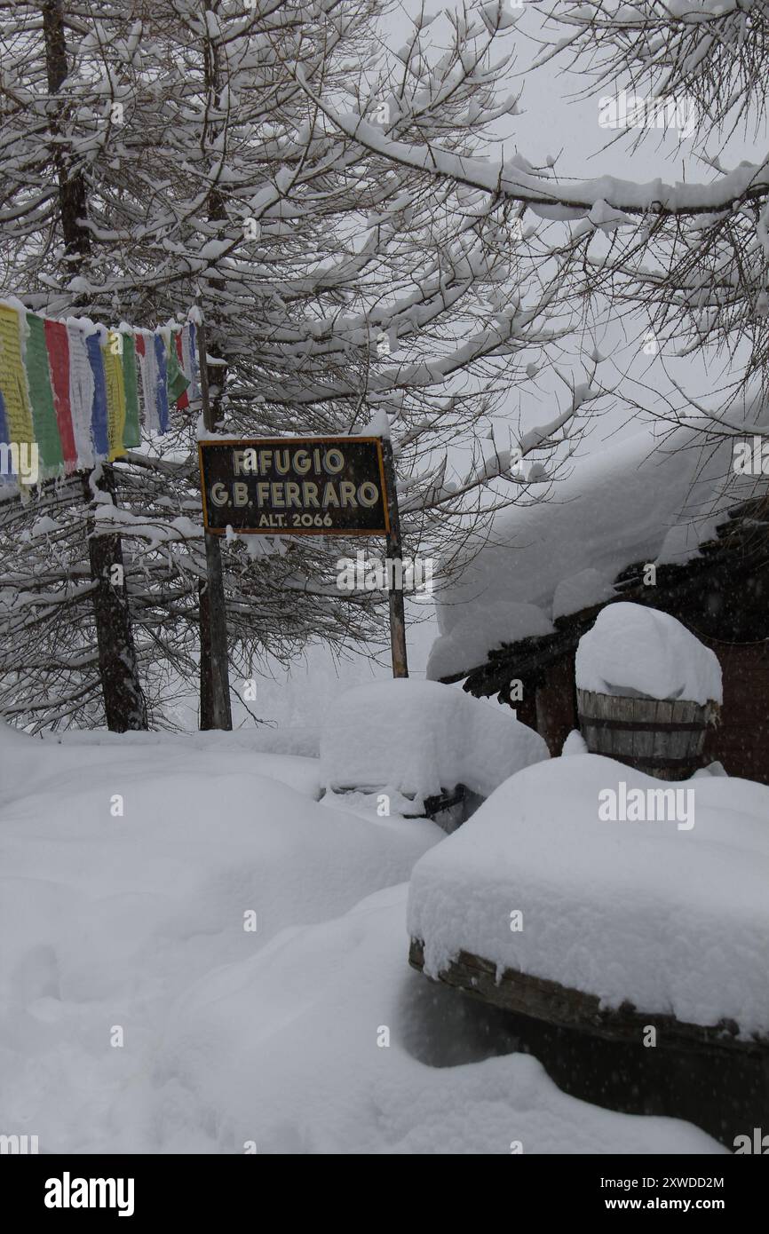 Schneebedecktes Geländefahrzeug und Möbel im italienischen bergrifugio in Champoluc, Aostatal, Italien. Stockfoto