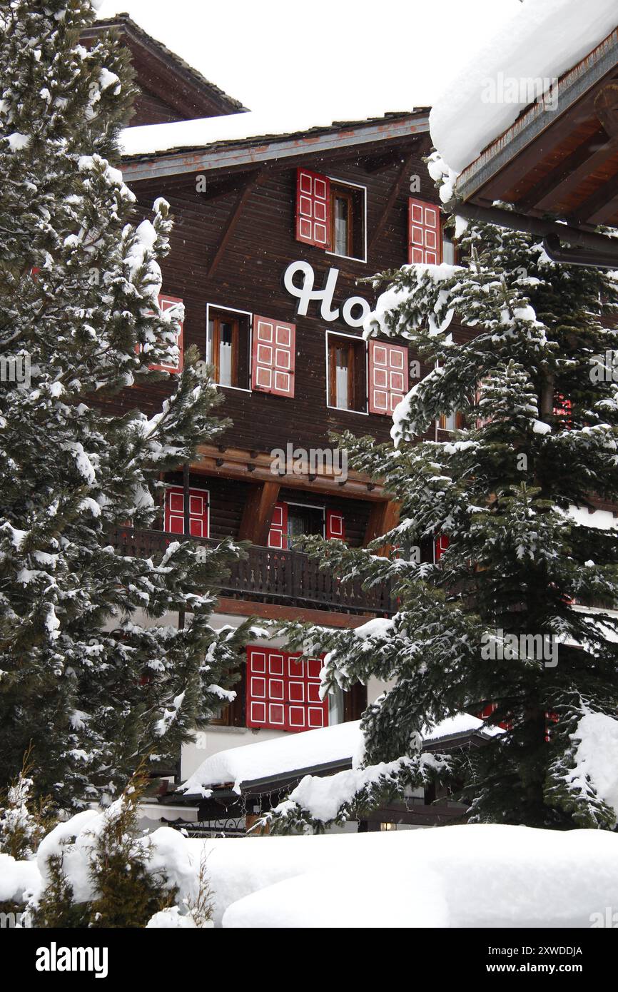 Gemütliches Hotel im verschneiten Skigebiet Champoluc im italienischen Aostatal Stockfoto