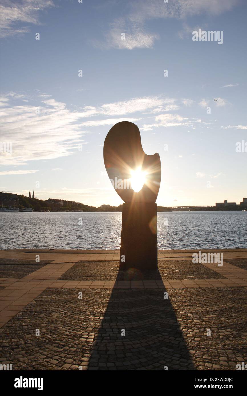 Abstrakte Skulptur am Wasser in Stockholm, Schweden. Stockfoto