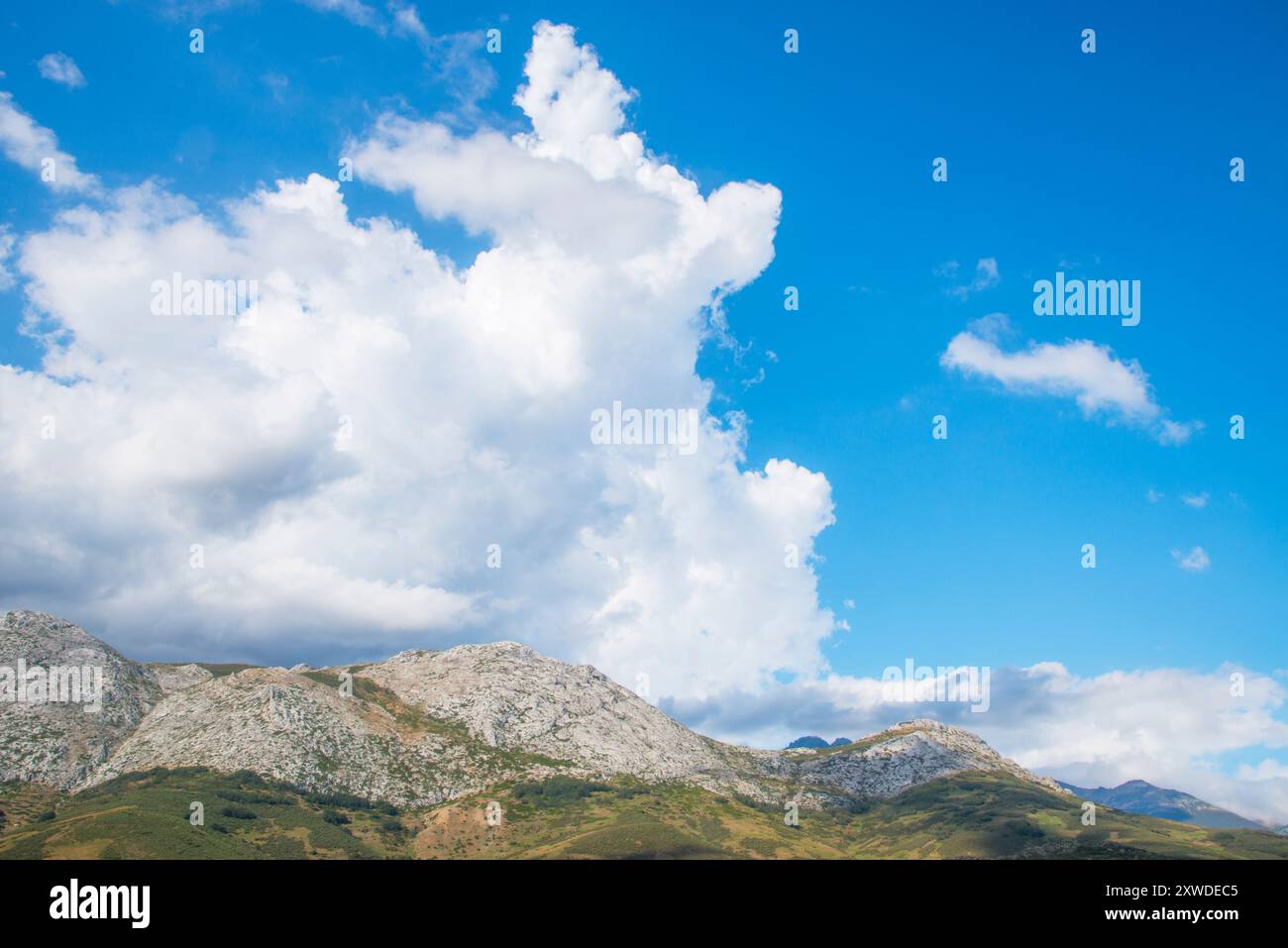 Bewölkter Himmel-und Berglandschaft. Fuentes Carrionas y Fuente Cobre Naturschutzgebiet, Palencia Provinz Castilla Leon, Spanien. Stockfoto