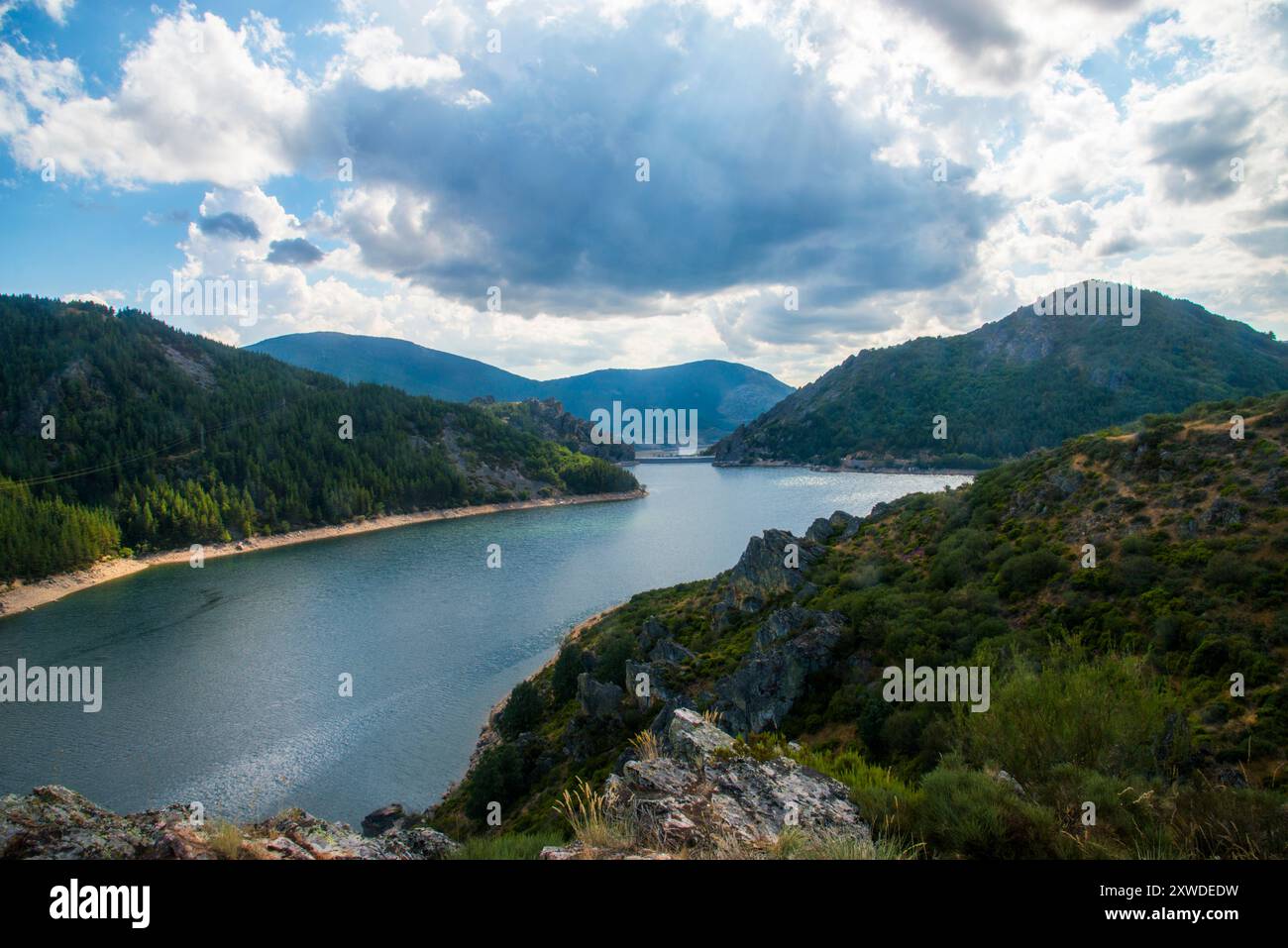 Camporredondo Behälter. Fuentes Carrionas y Fuente Cobre Naturschutzgebiet, Palencia Provinz Castilla Leon, Spanien. Stockfoto