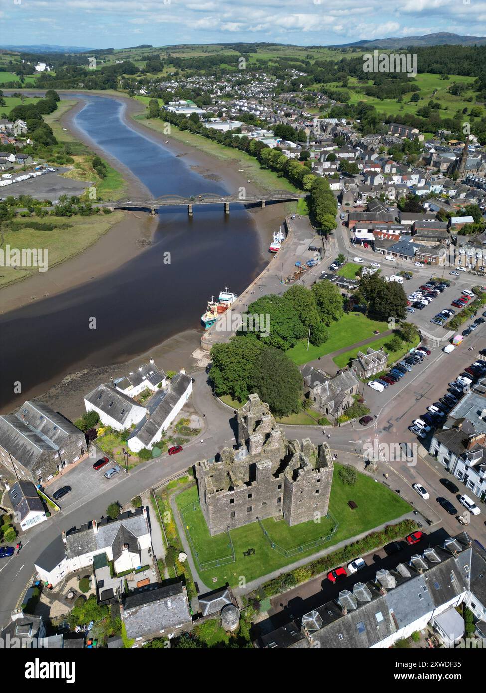 Kirkcudbright, Schottland aus der Vogelperspektive von MacLellan's Castle und Stadt neben dem Fluss Dee - Foto August 2024 Stockfoto