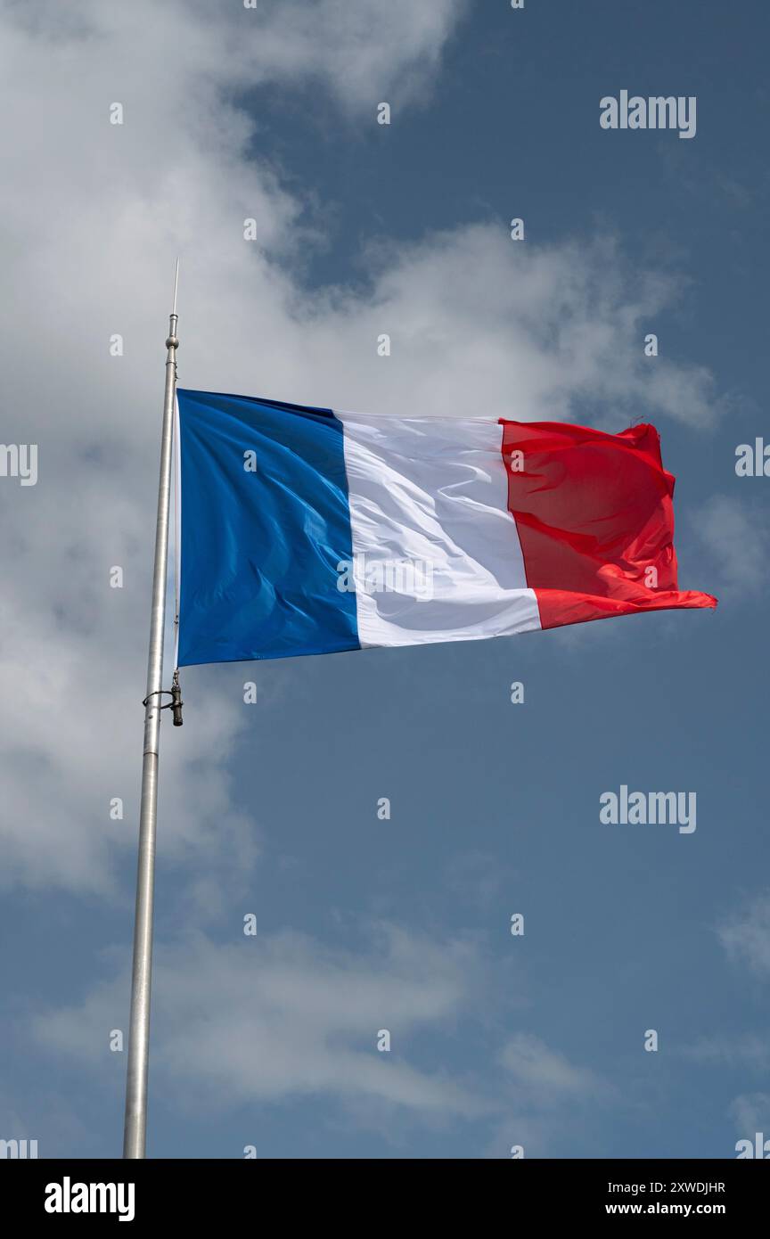 Französische Nationalflage (Tricolore) winkt hoch über der Zitadelle von Belfort, Frankreich Stockfoto