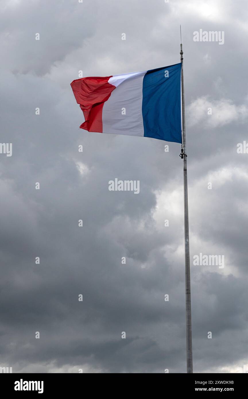 Französische Nationalflage (Tricolore) winkt hoch über der Zitadelle von Belfort, Frankreich Stockfoto