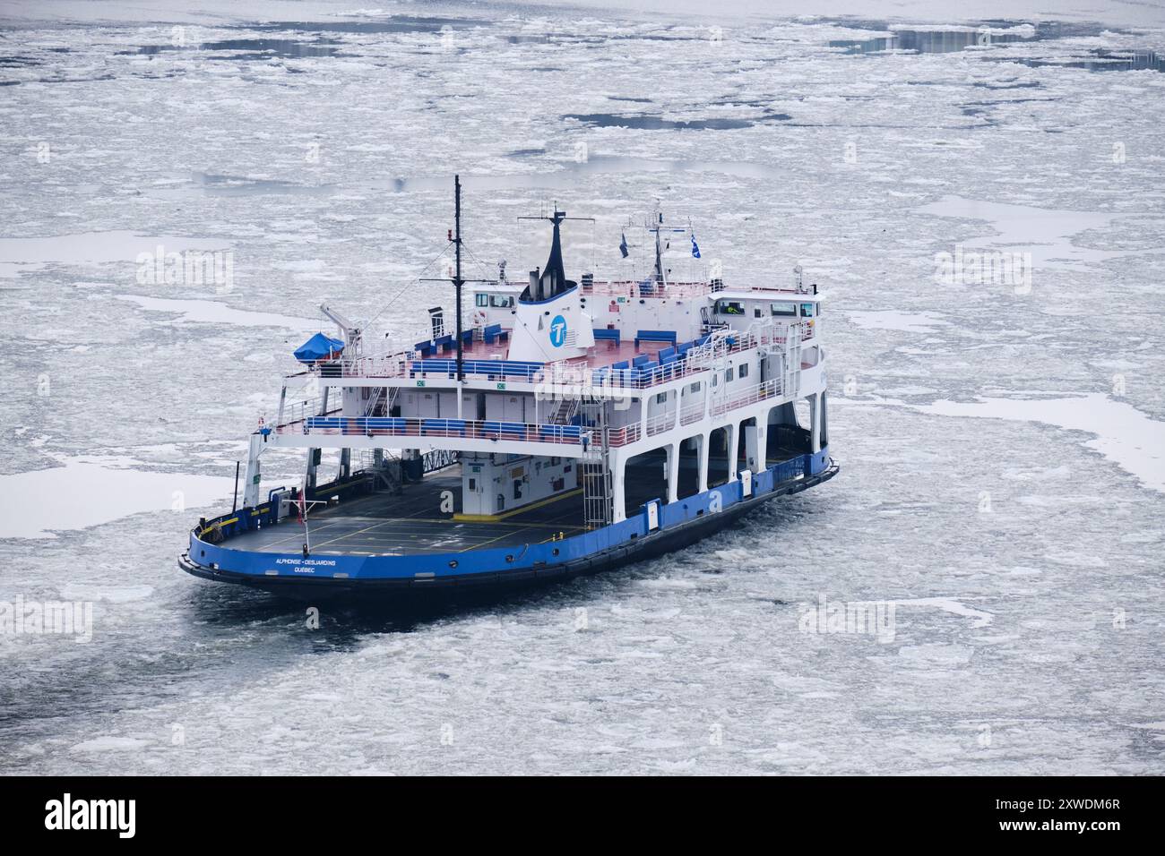 Die Quebec City to Levis Ferry überquert den St-Lawrence River im Winter durch Eis Stockfoto