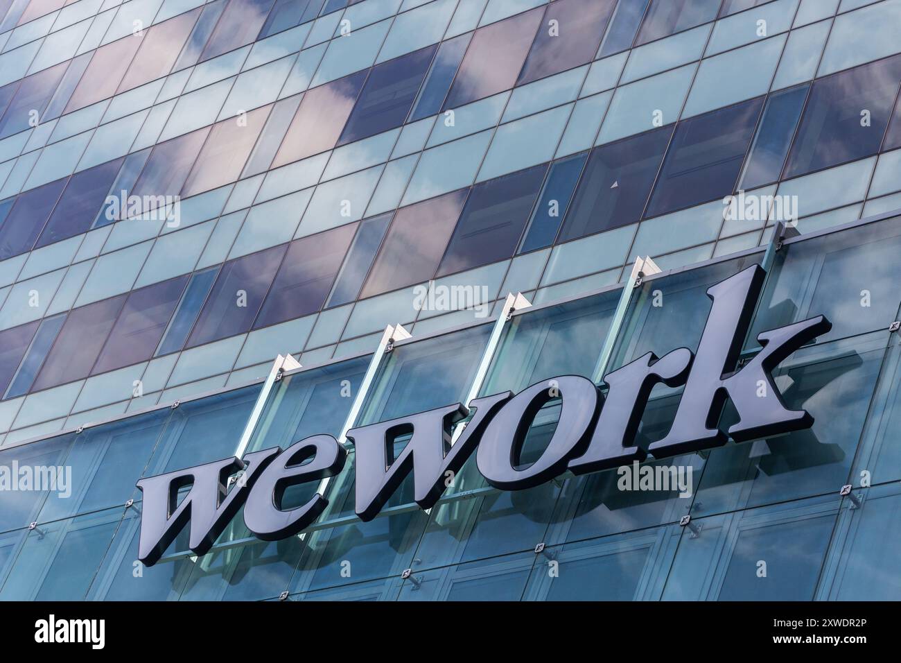 August 2024. WeWork-Schilder im Freien. Singapur. Stockfoto