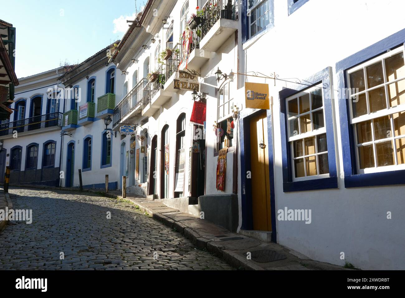 Ouro Preto, Brasilien - 2. Mai 2024: Straßen und typische Kolonialhäuser von Ouro Preto, Minas Gerais. Stockfoto