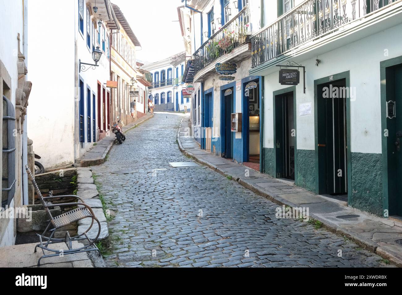 Ouro Preto, Brasilien - 2. Mai 2024: Straßen und typische Kolonialhäuser von Ouro Preto, Minas Gerais. Stockfoto