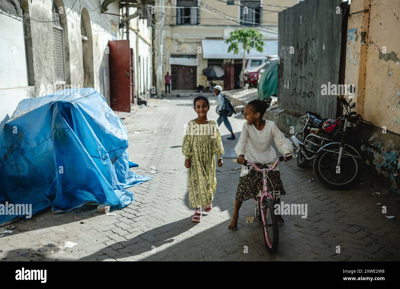 Mombasa, Kenia. August 2024. Kinder haben Spaß in der Altstadt von Mombasa, Kenia, am 17. August 2024. Die Altstadt von Mombasa, die sich im Südosten der Insel Mombasa befindet, ist aufgrund ihrer vielfältigen Kultur und historischen Stätten zu einem wichtigen Touristenziel in Kenia geworden. Quelle: Wang Guansen/Xinhua/Alamy Live News Stockfoto