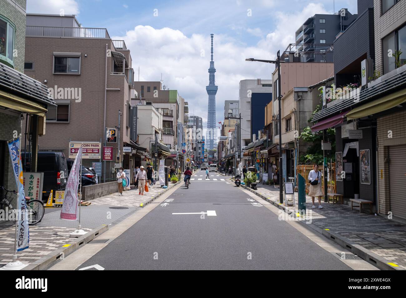 Blick auf den Tokyo Skytree Tower von Kappadashi Asakusa Tokio Japan Stockfoto