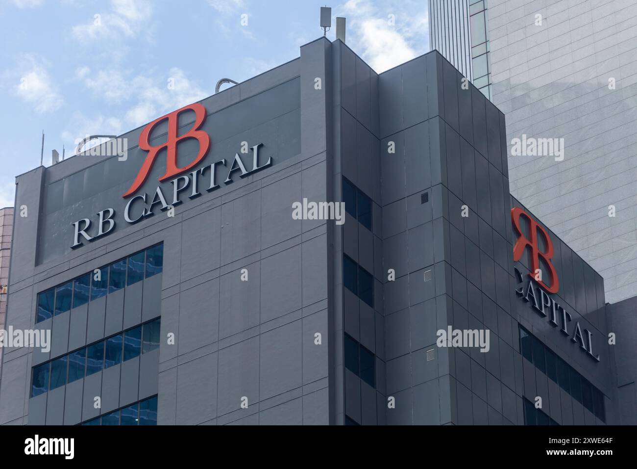 August 2024. RB Capital Logo und Schilder werben auf einem Gebäude. RB ist ein Unternehmen für den Erwerb und die Entwicklung von Immobilien. Singapur. Stockfoto