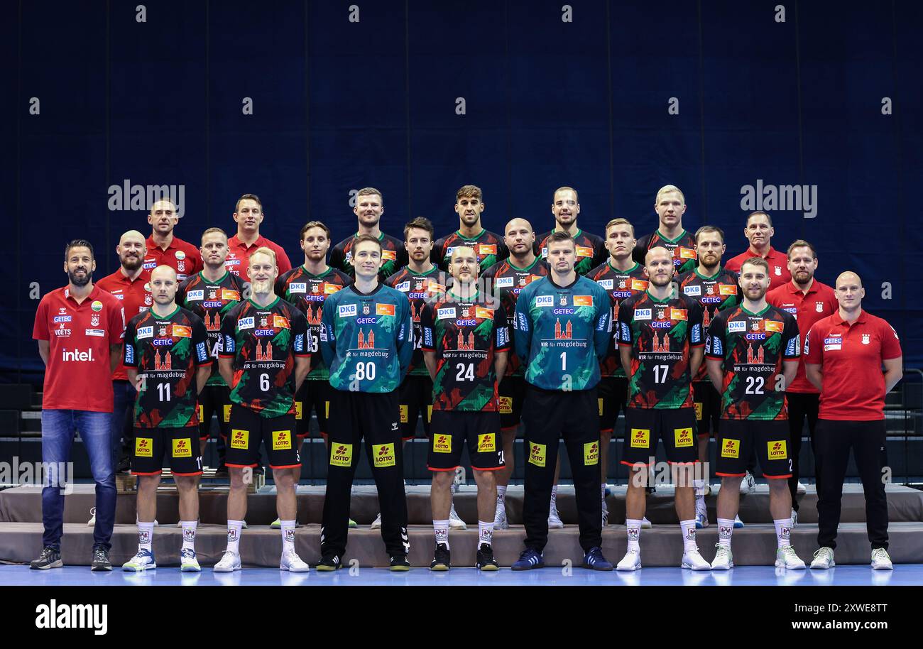 19. August 2024, Sachsen-Anhalt, Magdeburg: Handball SC Magdeburg - Mannschaftsschießen Saison 2024/2025 (hintere Reihe, l-r) Torwarttrainer Dino Spiranec, Equipment Manager Lars Dammann, Philipp Weber, Antonio Serradilla Cuenca, Tim Zechel, Magnus Saugstrup (mittlere Reihe, l-r) Co-Trainer Yves Grafenhorst, Omar Ingi Magnusson, Isak Persson, Michael Damgaard, Oscar Bergendahl Gisli Kristjansson, Albin Lagergren, Physiotherapeut Matthias Fehse (erste Reihe, l-r) Coach Bennet Wiegert, Daniel Pettersson, Matthias Musche, Torhüter Nikola Portner, Christian O'Sullivan, Torhüter Sergey Hernandez Ferrer, Tim Horn Stockfoto