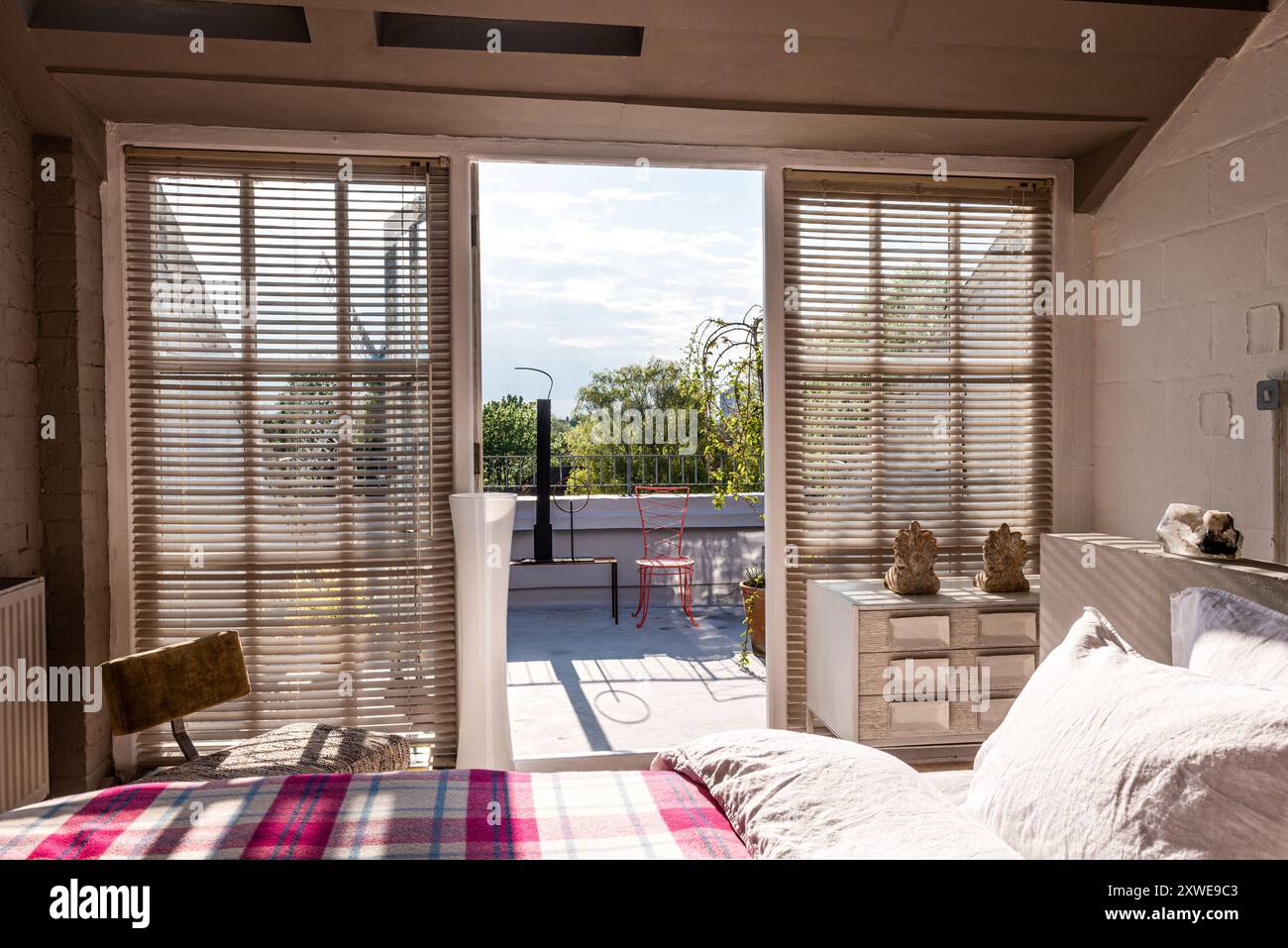 Blick durch offene Tür vom Schlafzimmer zur Terrasse des modernen Studio-Apartments in South West London, Großbritannien Stockfoto