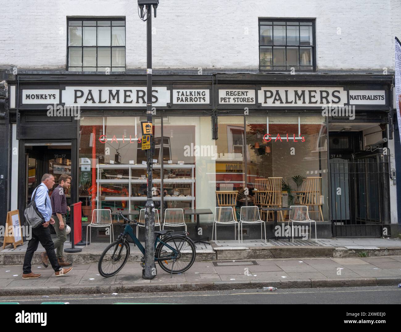 London, Großbritannien. Gails Bakery auf dem Parkway, Camden, befindet sich in dem, was Palmers war, einst ein Tierhandwerk, das Affen und sprechende Papageien anwarb Stockfoto