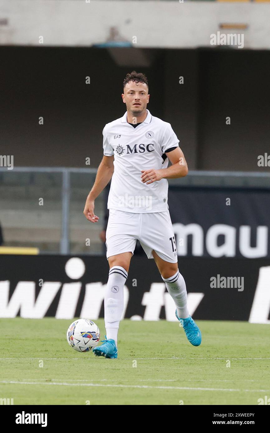 Amir Rrahmani aus Neapel wird am 18. August 2024 im Stadio Bentegodi in Verona, Italien, während des Fußballspiels der Serie A zwischen Hellas Verona und SSC Napoli im Stadio Bentegodi beobachtet. Stockfoto