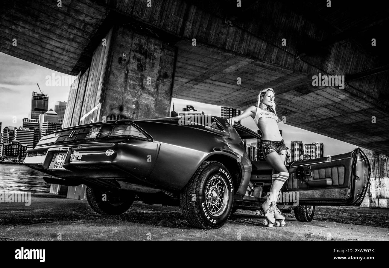 Roller Girl und Chevrolet Camaro Stockfoto