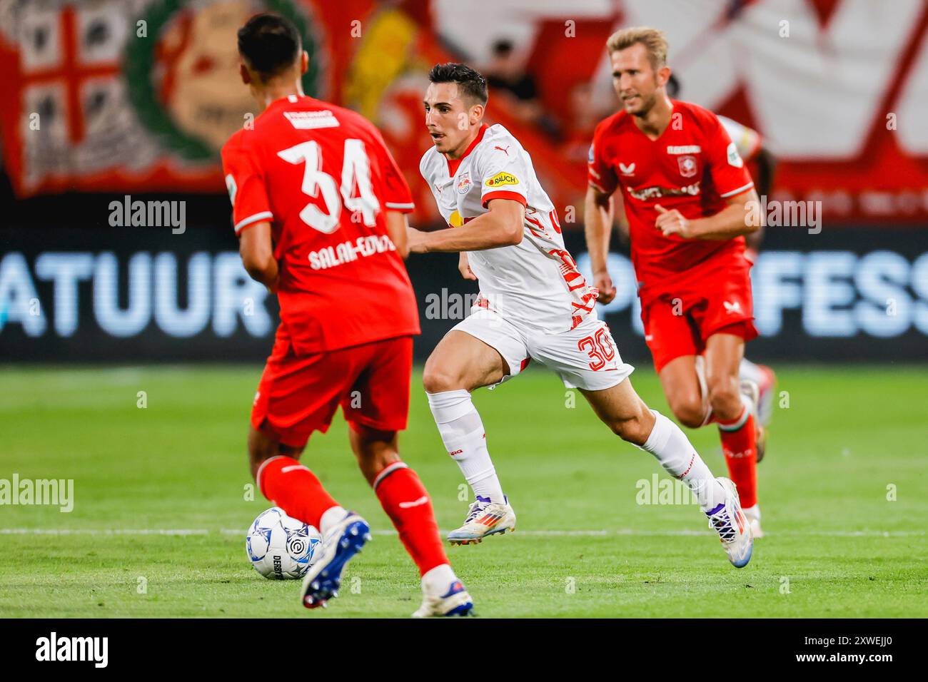 ENSCHEDE, NIEDERLANDE - 13. AUGUST: Oscar Gloukh von Red Bull Salzburg beim Spiel der UEFA Champions League in der dritten Qualifikationsrunde 2. Leg zwischen dem FC Twente und Red Bull Salzburg am 13. August 2024 in de Grolsch Veste in Enschede, Niederlande. (Foto: Raymond Smit/Orange Pictures) Stockfoto