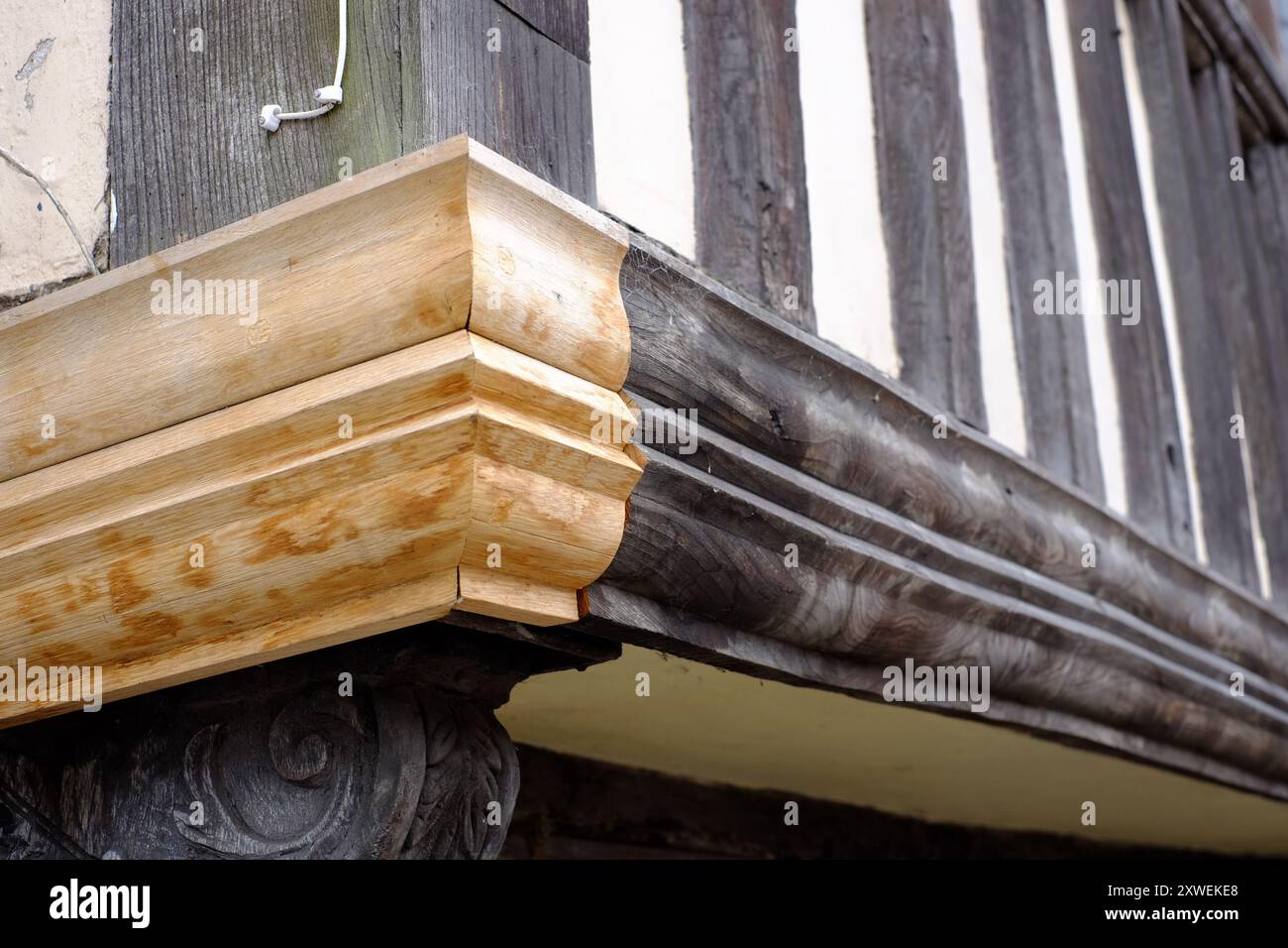Historisches Bauwerk Schreinerei an der Außenfassade des Tudor-Gebäudes. Tewkesbury, Gloucestershire, England, Großbritannien Stockfoto