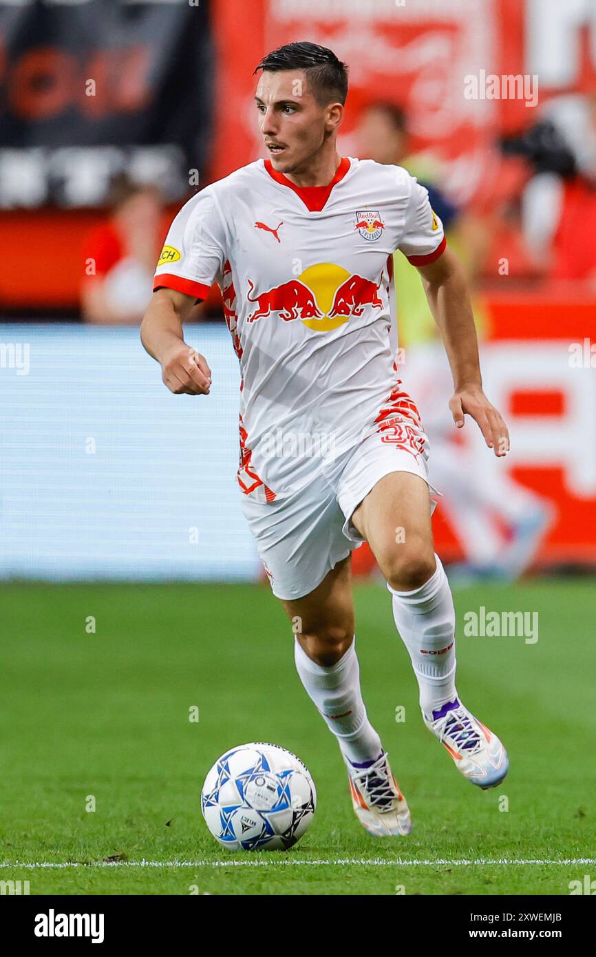 Enschede, Niederlande. August 2024. ENSCHEDE, NIEDERLANDE - 13. AUGUST: Oscar Gloukh von Red Bull Salzburg spielt mit dem Ball während der dritten Qualifikationsrunde der UEFA Champions League im 2. Leg-Spiel zwischen dem FC Twente und Red Bull Salzburg am 13. August 2024 in de Grolsch Veste in Enschede, Niederlande. (Foto: Raymond Smit/Orange Pictures) Credit: dpa/Alamy Live News Stockfoto