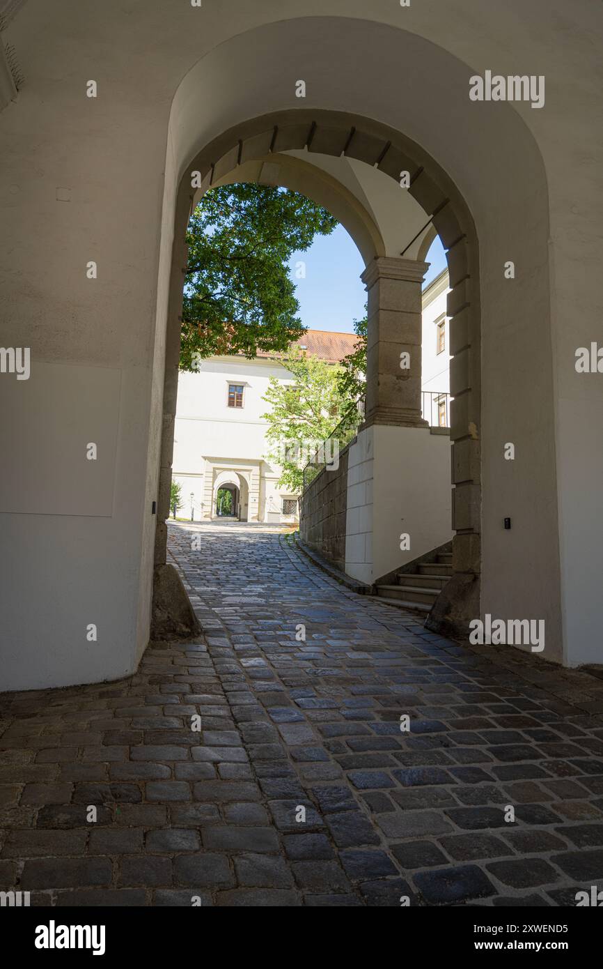 Linz, Österreich. August 2024. Innenblick auf den Innenhof des Schlosses und das Stadtzentrum Stockfoto