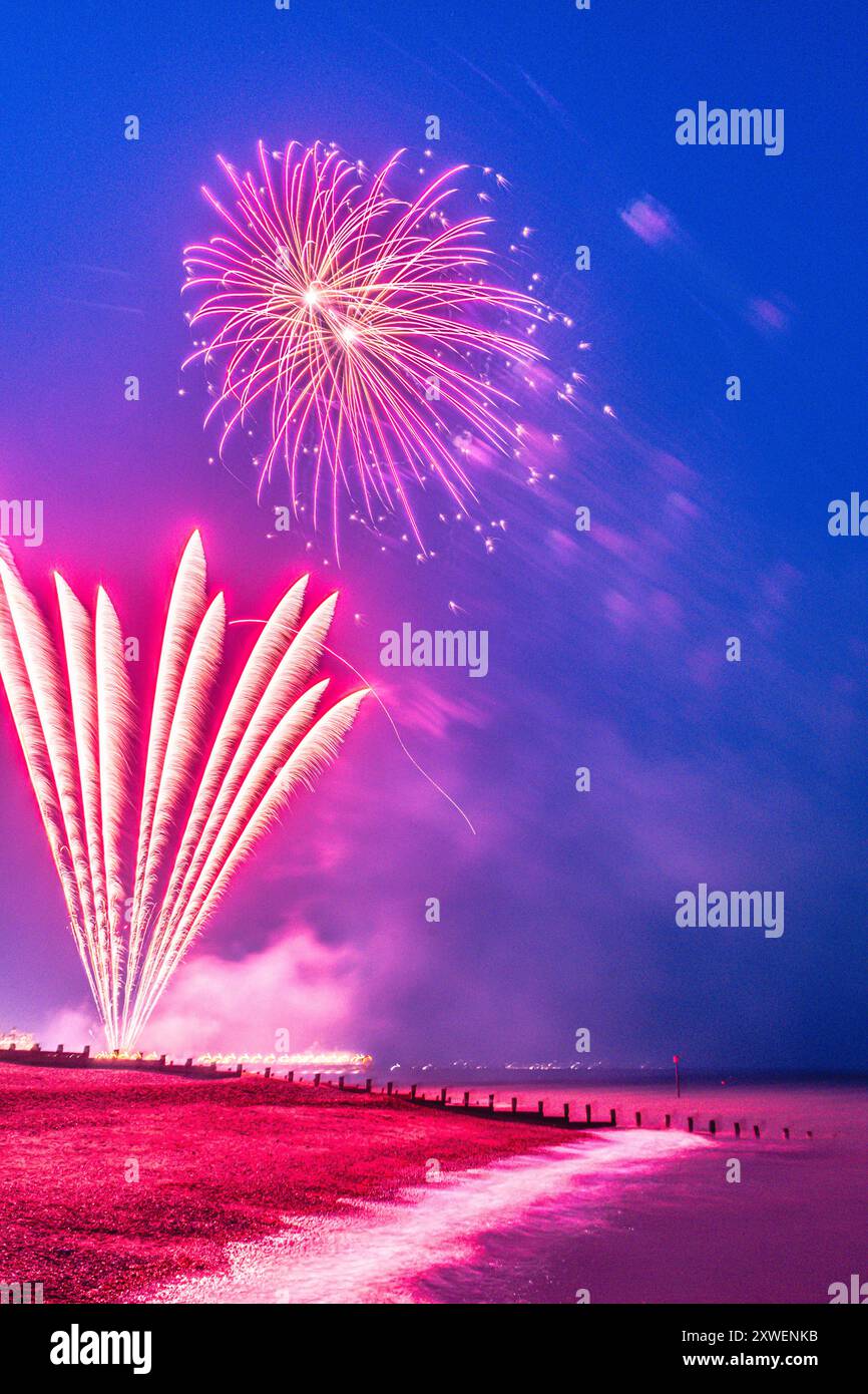 Eastbourne, East Sussex, Großbritannien. Sonntag, 19. August 2024. Ein Feuerwerk zum 30. Jahrestag markiert das Ende des Jahres 2024 Airbourne. Blick vom Strand auf den Pier. ©Sarah Mott / Alamy Live News. Stockfoto