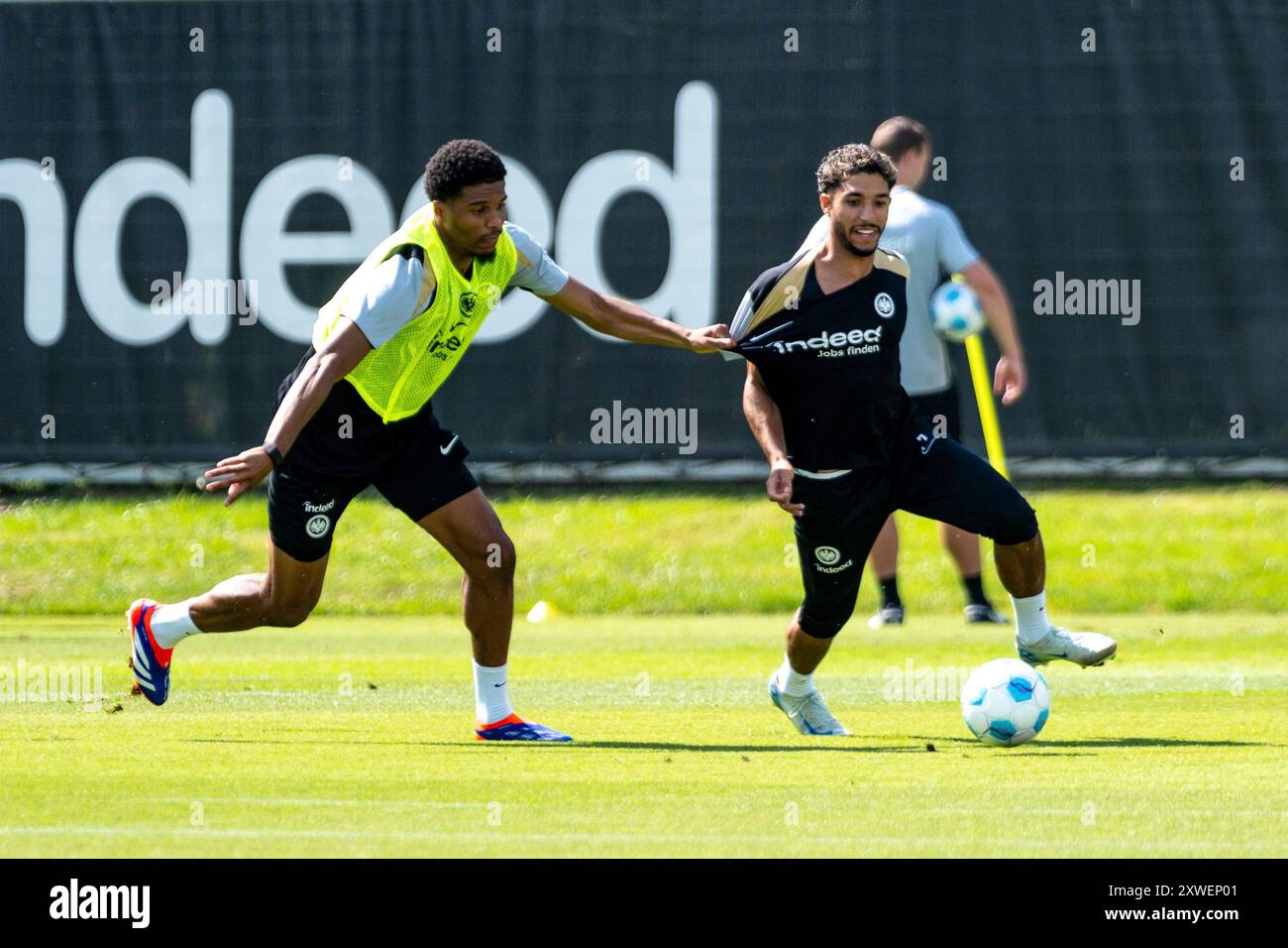 Aurele Amenda (Eintracht Frankfurt, #05) im Zweikampf mit Omar Marmoush (Eintracht Frankfurt, #07), GER, Eintracht Frankfurt, Training, Fussball, Bundesliga, Saison 2024/2025, 15.08.2024. Foto: Eibner-Pressefoto/Florian Wiegand Stockfoto