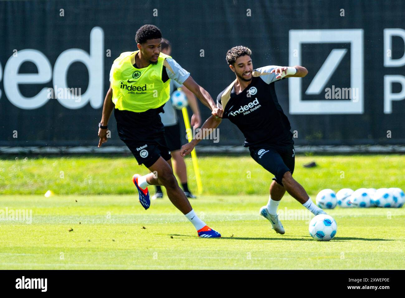 Aurele Amenda (Eintracht Frankfurt, #05) im Zweikampf mit Omar Marmoush (Eintracht Frankfurt, #07), GER, Eintracht Frankfurt, Training, Fussball, Bundesliga, Saison 2024/2025, 15.08.2024. Foto: Eibner-Pressefoto/Florian Wiegand Stockfoto