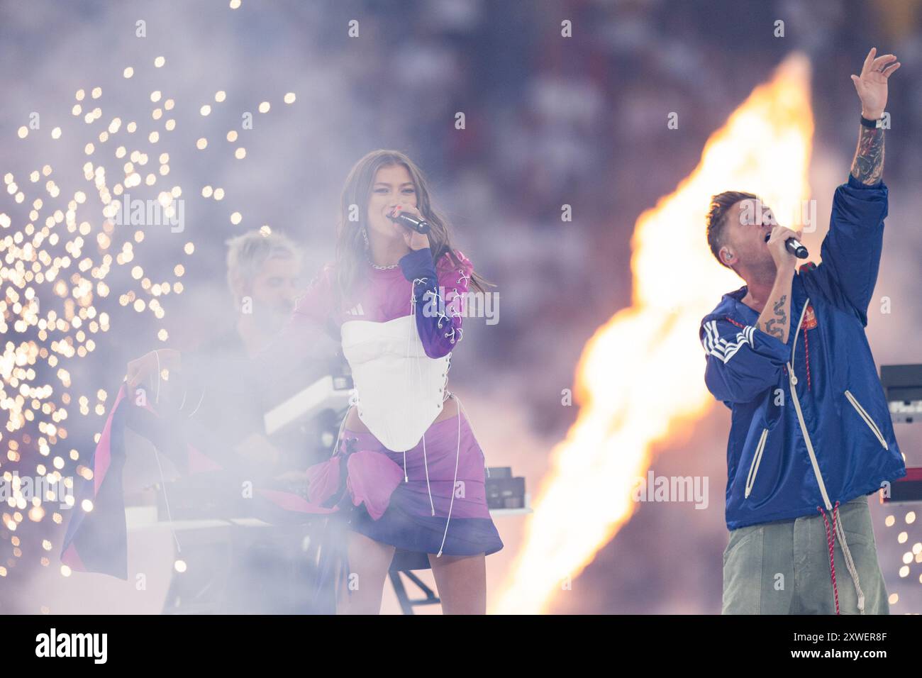 Leony (Leonie Burger, Musikerin), Ryan Tedder (USA, OneRepublic, Musiker) singen den Turniersong Fire bei der Schlussfeier, GER, Spanien (ESP) vs England (eng), Fussball Europameisterschaft, UEFA EURO 2024, Finale, 14.07.2024 Foto: Eibner-Pressefoto/Michael Memmler Stockfoto