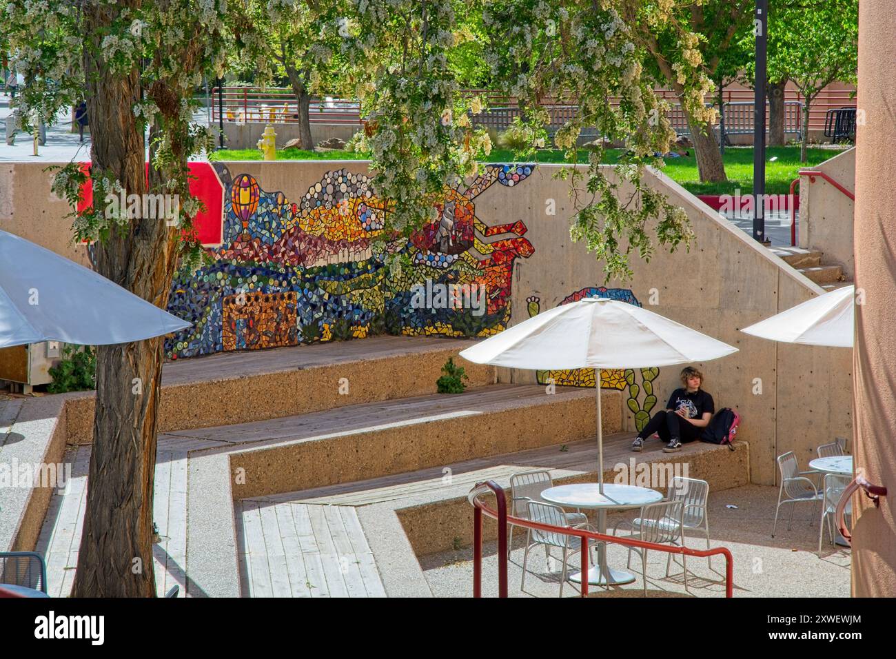 Kunstwerk des Community Mosaic Project schmückte den versunkenen Patio, einsamer Student auf dem Campus der University of New Mexico — Albuquerque NM, April 2024 Stockfoto