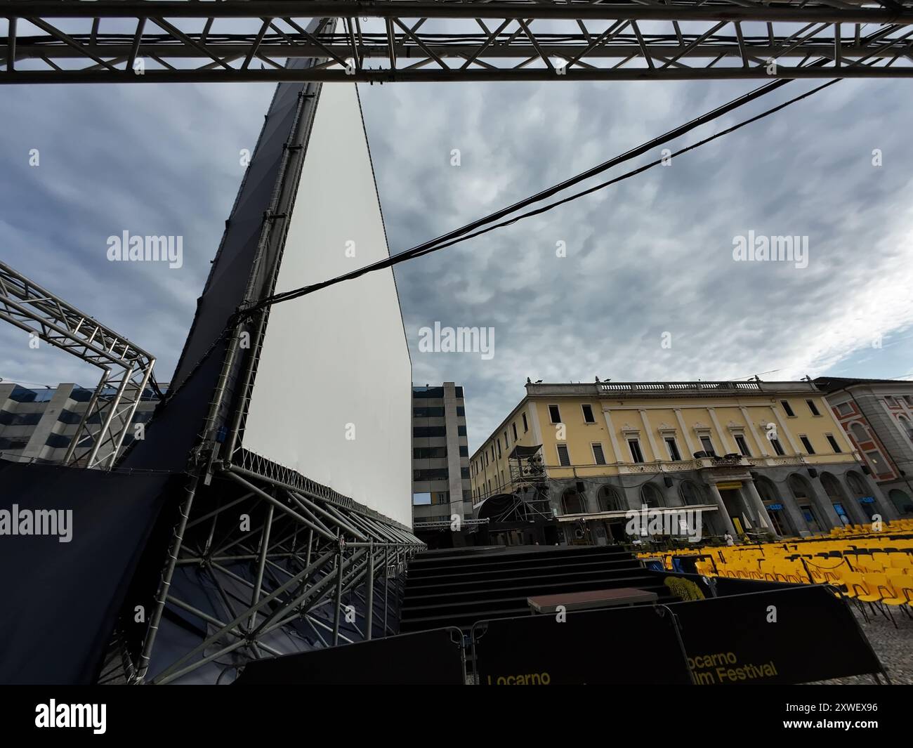 LOCARNO, SCHWEIZ - 15. AUGUST 2024: 77. Ausgabe des Internationsfilmfestivals Locarno die Großleinwand auf dem Hauptplatz Piazza Grande Stockfoto