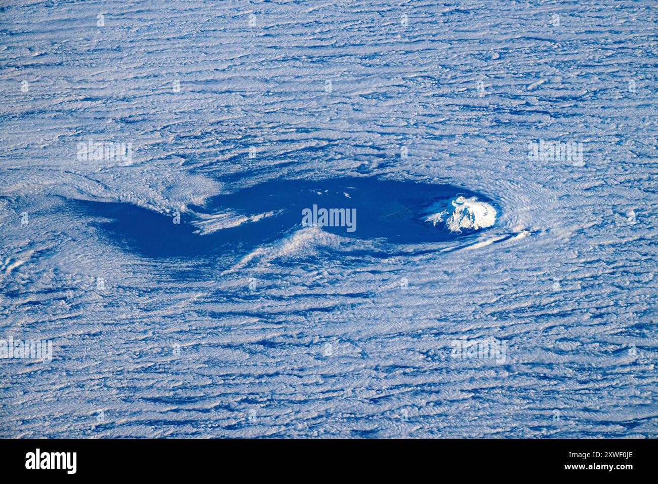 Blaues Meer und weiße Wolken, Wetter von der ISS. Digitale Bildverbesserung durch die NASA Stockfoto