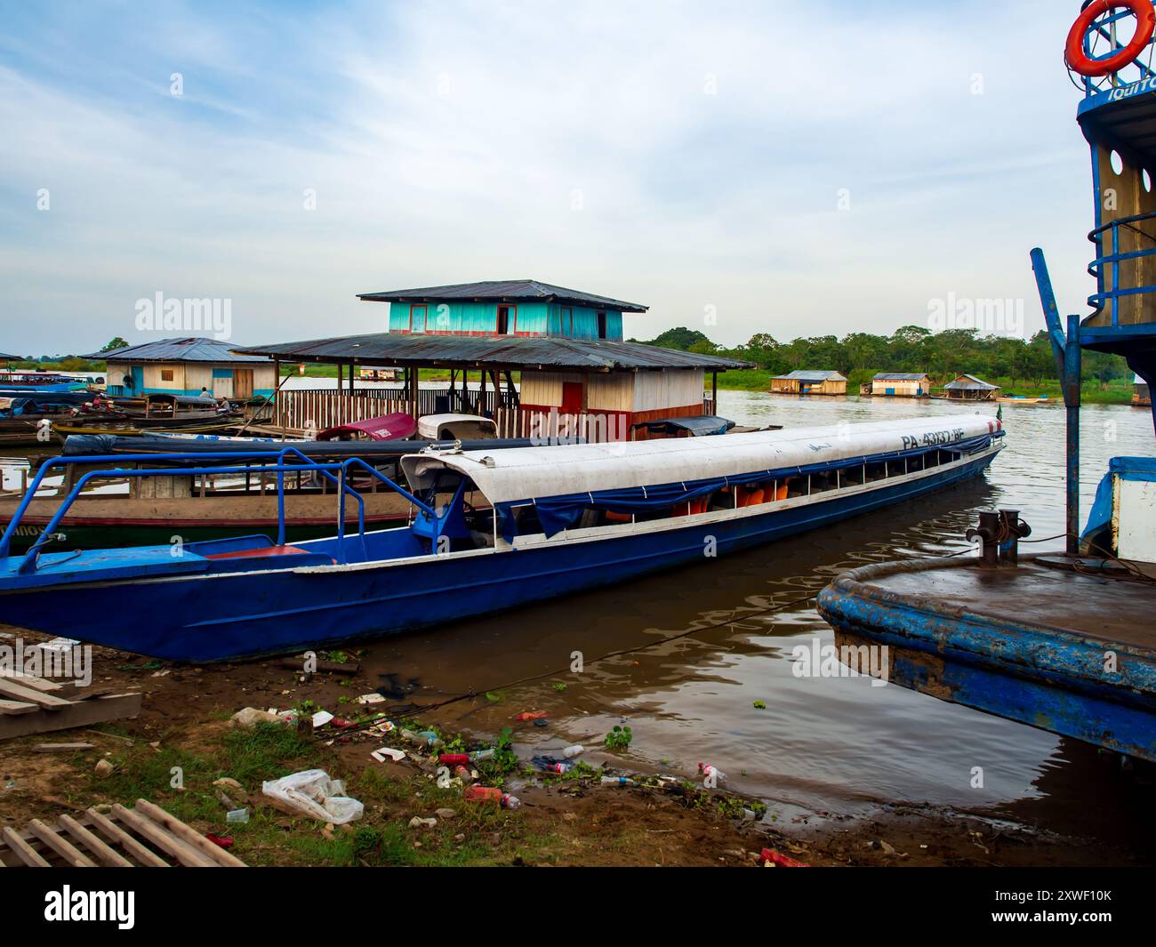 Caballococha, Peru - Dezember 2017: Kleine Stadt mit dem Hafen am Ufer des Amazonas auf dem Weg von Santa Rosa nach Iquitos. Amazonien. Südamerika. Stockfoto