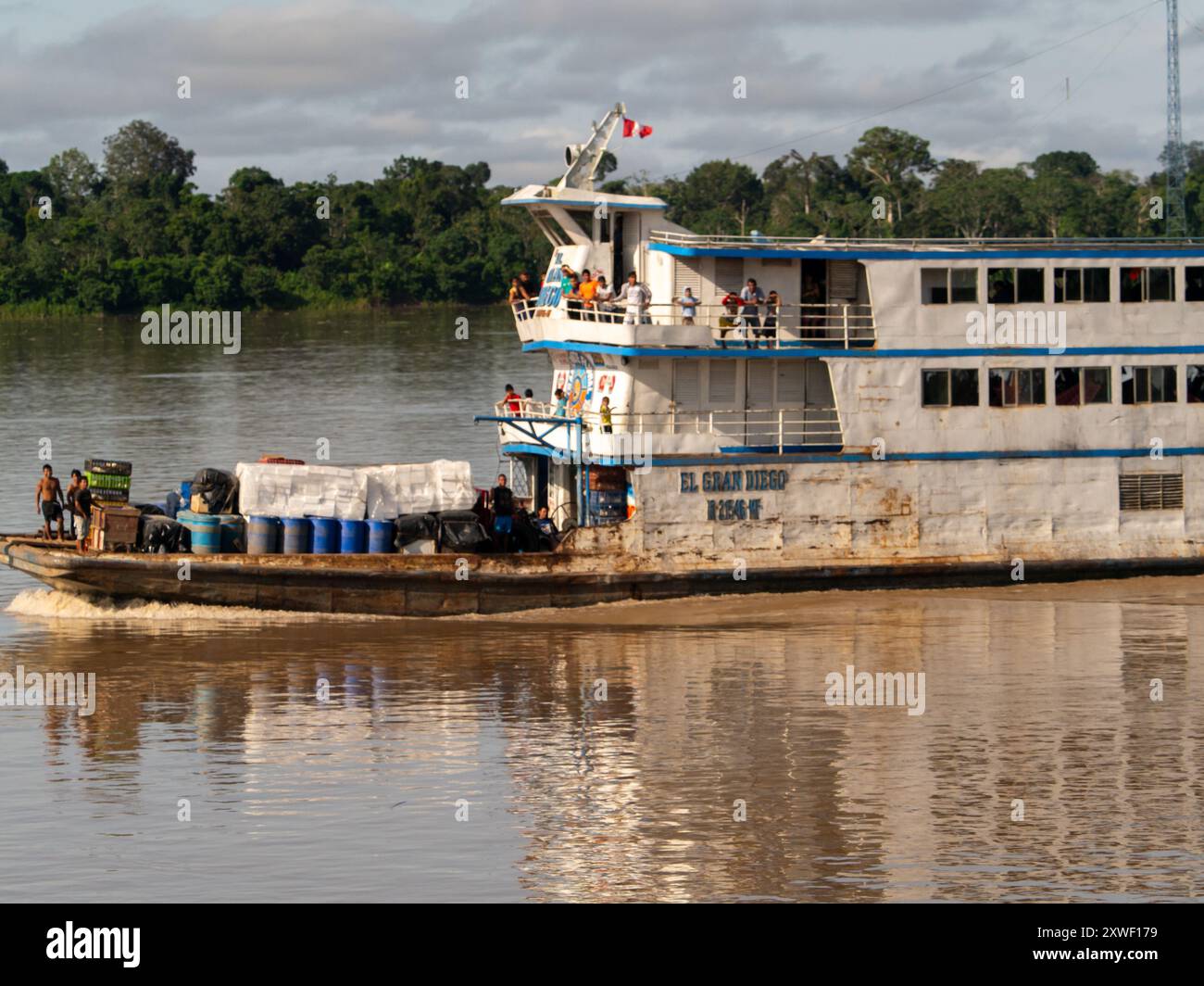 Amazonas, Peru - 12. Dez 2017: Frachtschiff mitten im Amazonas, Amazonien, Südamerika Stockfoto