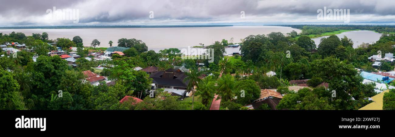 Blick auf das Dorf Puerto Narino mit dem Amazonas im Hintergrund. Wache von Mirador Naipata. Kolumbien, Amazonien, Südamerika Stockfoto