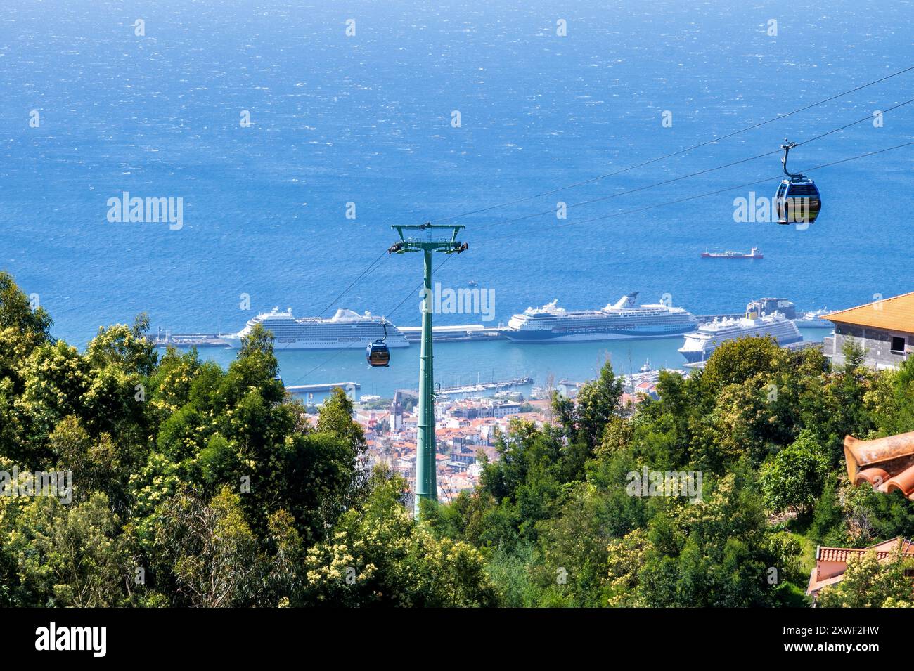 Die Funchal-Seilbahn, oder Madeira-Seilbahn, i-Gondelbahn, die Menschen vom unteren Teil von Funchal, Madeira, in den Vorort Monte bringt Stockfoto